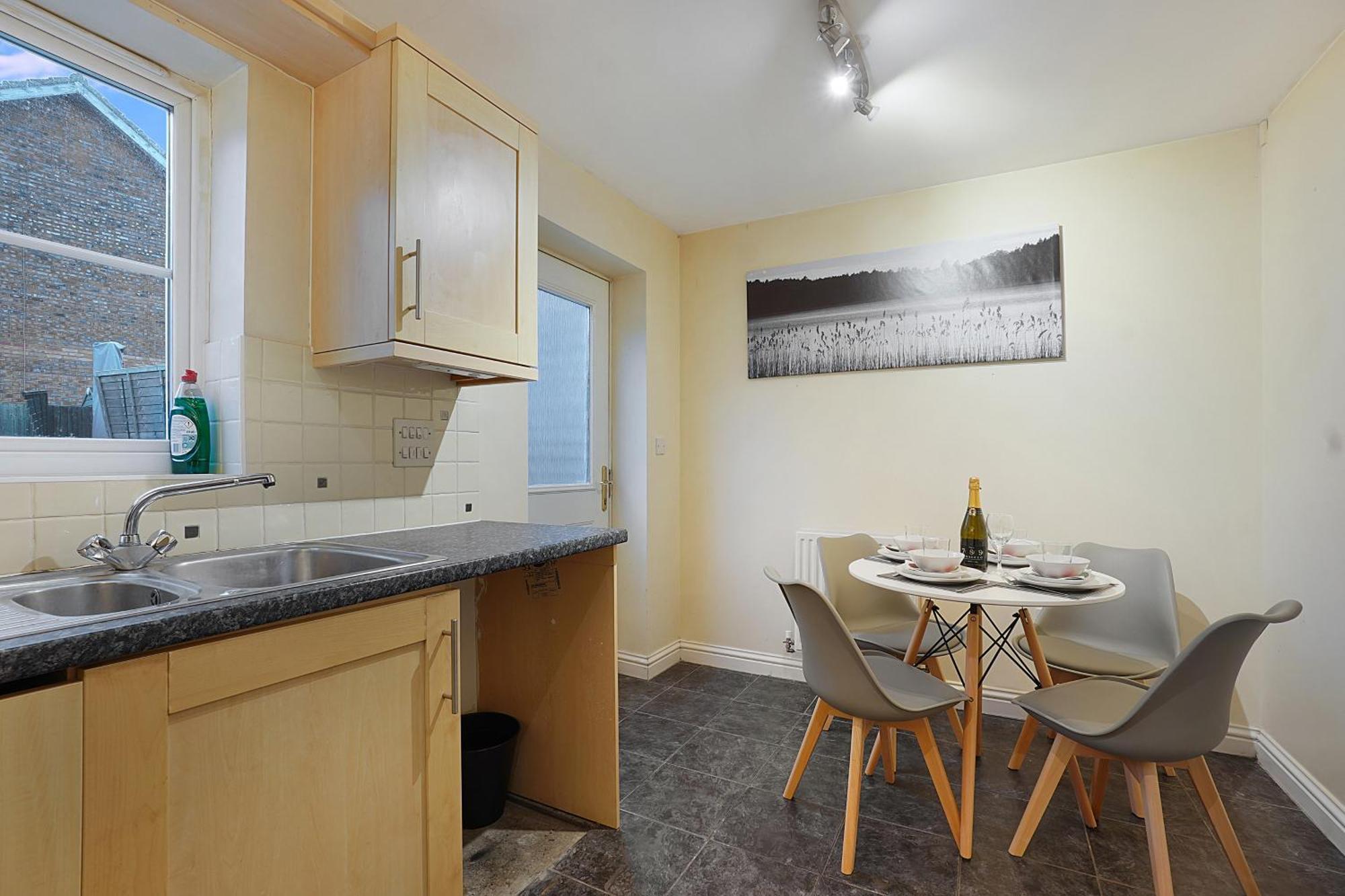 Comfortable Stylish Townhouse In Ashford Sleeps 5 Netflix 2 Parking Spaces Perfect For Contractors And Families Exterior photo